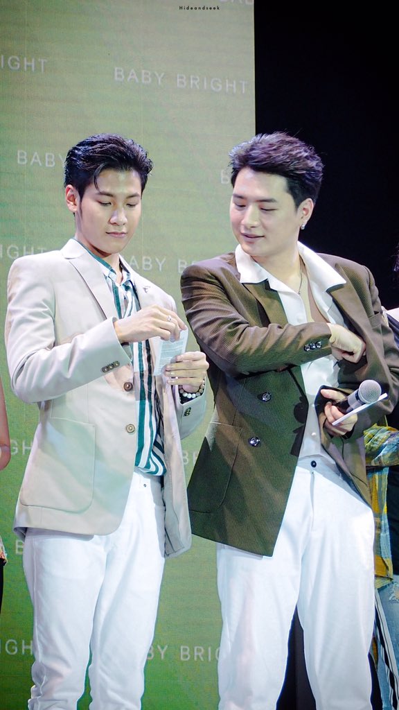 __hideandseek's tweet photo. คนนึงหยิบได้น่ารักน่าเอ็นดูววว
แต่อีกคนนี่จะขิงอะไร ขิงใครคะ 😂😂😂
#BabyBrightColorOfNature #TrueLoveWithKristSingto https://t.co/0UEsd97nTQ