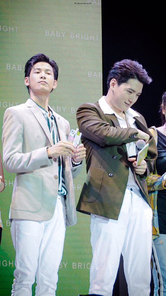 __hideandseek's tweet photo. คนนึงหยิบได้น่ารักน่าเอ็นดูววว
แต่อีกคนนี่จะขิงอะไร ขิงใครคะ 😂😂😂
#BabyBrightColorOfNature #TrueLoveWithKristSingto https://t.co/0UEsd97nTQ