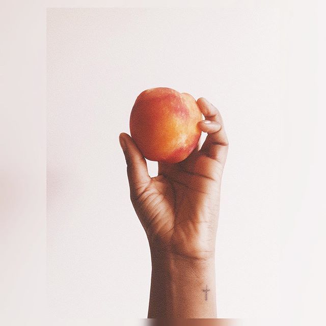 HelloHenrietta's tweet photo. A Nectarine a day keeps the “Omg summers almost coming to an end blues” away ☀️🍑 #stonefruitseason #stonefruit #nectarine https://t.co/tSQ1AnbWoN