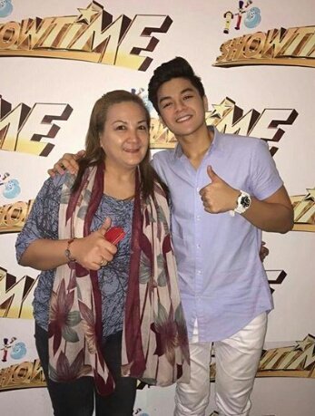 SCKSistersOFC_'s tweet photo. Mother &amp; Son sweet nemen bebe boy,  ang payat mo pa dito bunso
@hashtag_CK 
@mor1019 #DyisIsItManila I.A.A. by CK feat Vivoree https://t.co/RpWAZe9P0M