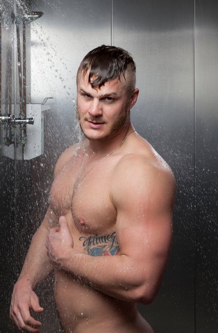 Showering up &amp; getting ready for the weekend!  https://t.co/JtLgjiQSj6 https://t.co/MmADhXhaFl