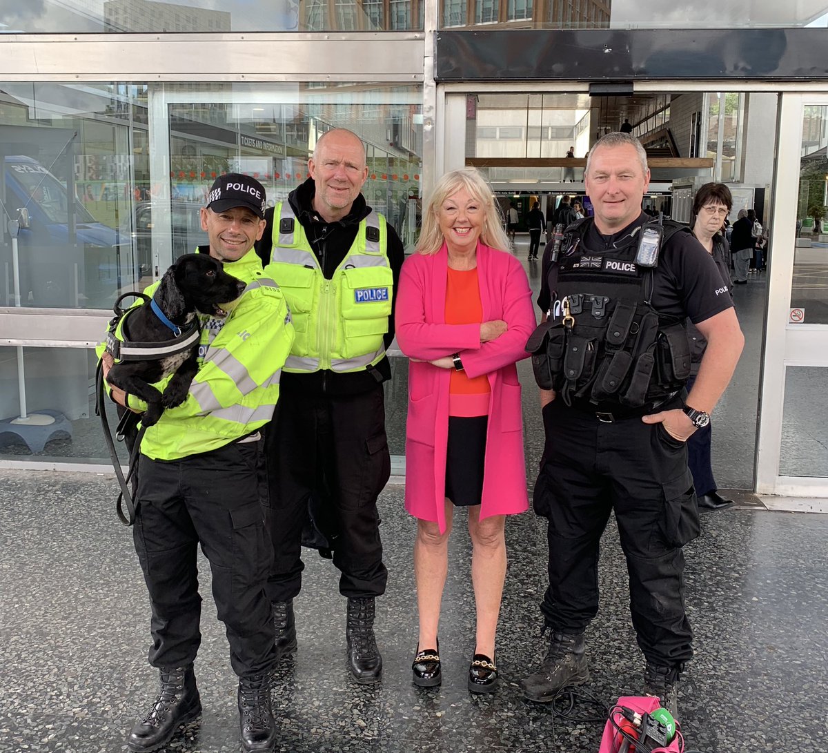 cartmonthedog's tweet image. Day 4 #trainforreality at Coventry railway station you never know who your going to search. We met @LizKershawDJ Doing a piece on the 40 years of two tone. Absolute pleasure to meet her. @WMPolice @Coventry_Police @BTPCovWarks