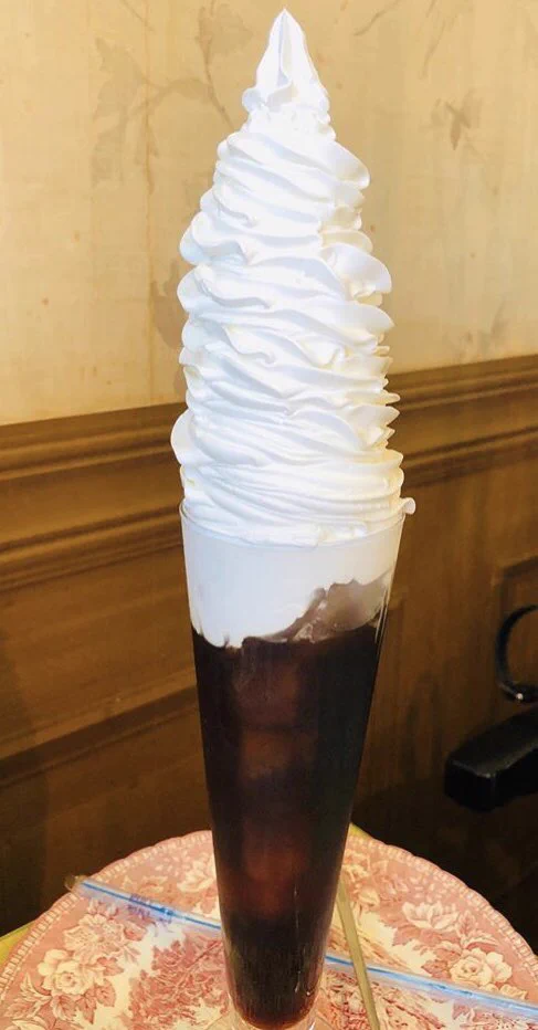 名古屋市の喫茶店の「アイスウインナーコーヒー」がすごい。この盛りで４５０円だそうです。
