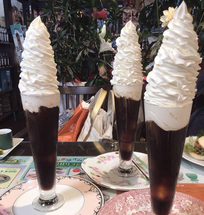 名古屋市の喫茶店の「アイスウインナーコーヒー」がすごい。この盛りで４５０円だそうです。