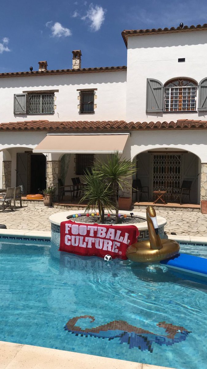 FootballCulture's tweet photo. Voor wie nog on tour gaat en heeft liggen slapen.
Per direct nwe voorraad (50 stuks) grote FC Strandlakens online! ☀⛱
👉 Ingeweven wit FootballCulture Boxlogo
👉 100% katoen – 450 gr/m2
👉👉👉 https://t.co/lBr9Acr9dt
#Strandlaken #Vakantie #FContour #AwayDays https://t.co/zoy7tPHPOs