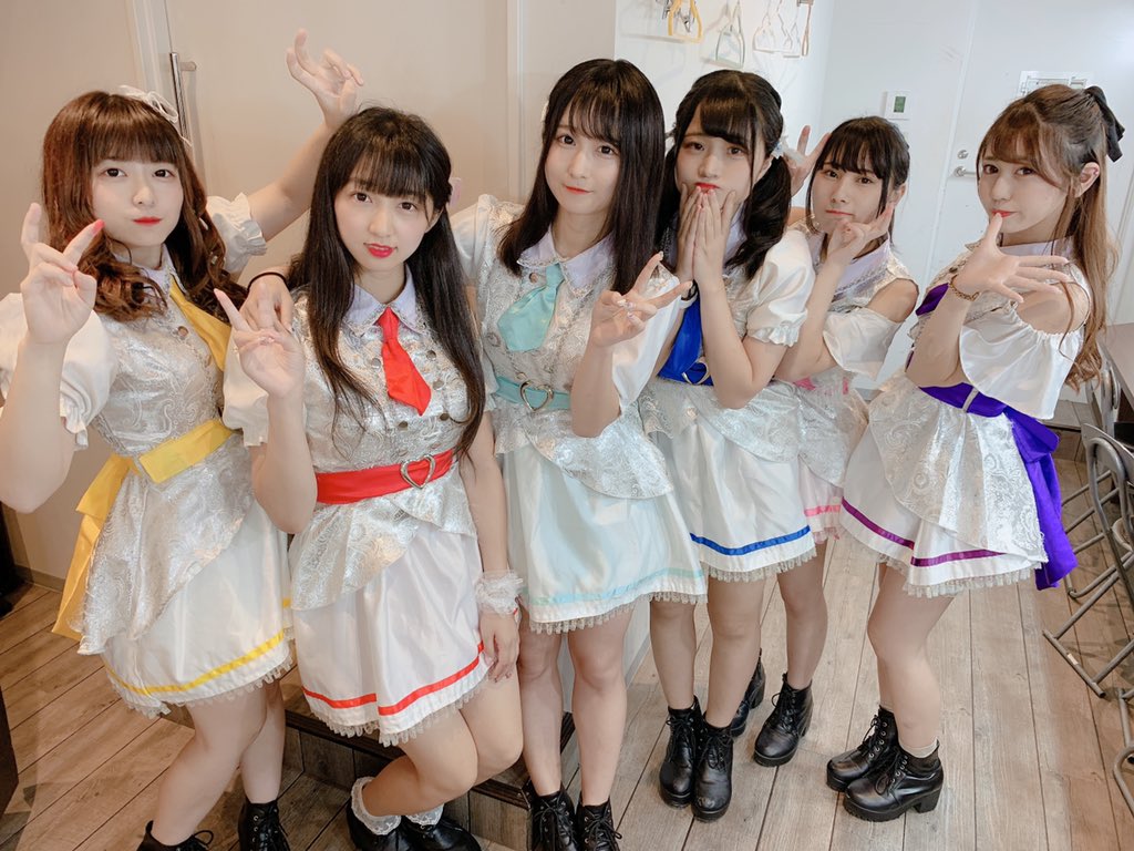 TAKAKIIDOLFES's tweet photo. TAKAKI IDOL FESTIVAL
2組目は
『 Lore☆Restart 』さんです！

このめちゃくちゃかわいい衣装はメンバーさんがアレンジしてるとか！
素晴らしい才能ですね...😍💓
髙木Pは普段からじゅりちゃんと仲良しだったりしますよ✨

盛り上がっていきましょう！
#TAKAKIIDOLFESTIVAL
#ロアリス #LoreRestart https://t.co/wEA59e6go2