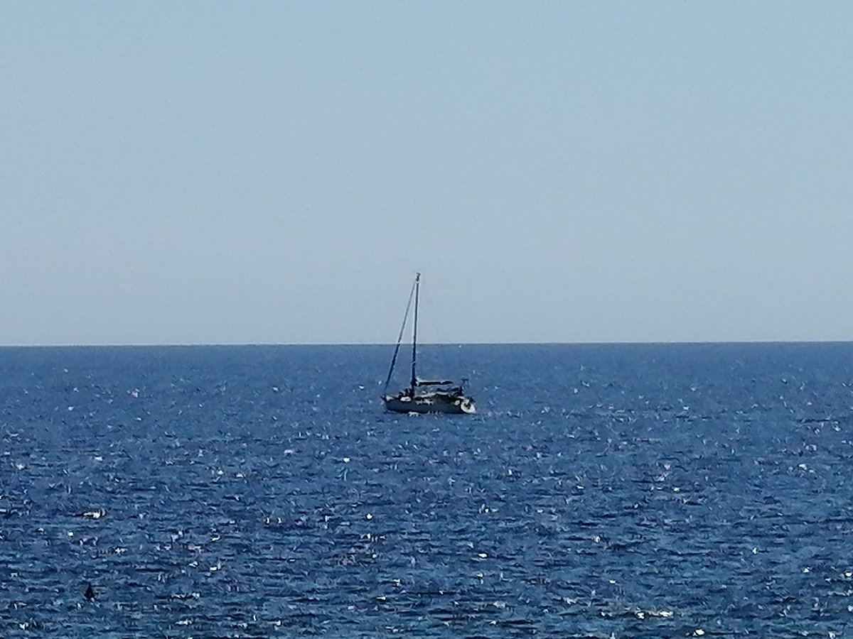 ReitanoSalvo's tweet photo. Autoritratto di Ferragosto. Il cielo, il mare, una barca. A volte sono le piccole cose ad aiutarci a ritrovare le coordinate che le grandi ci fanno perdere. https://t.co/C4hY8PFcUX