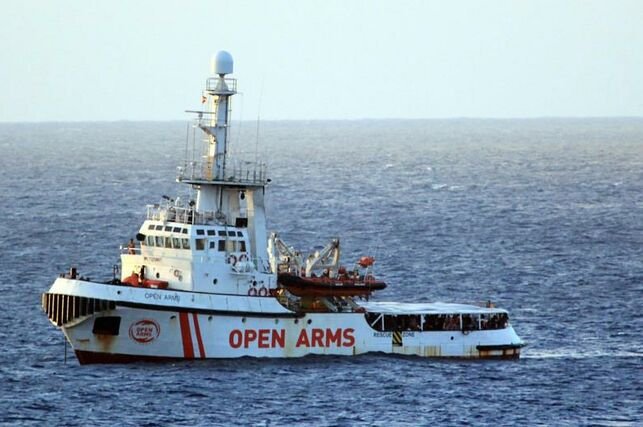 iescolar's tweet photo. ÚLTIMA HORA | El Gobierno cede y acepta acoger a una parte de los rescatados del Open Arms. Lo ha confirmado oficialmente después de que un juez permitiera al barco fondear en sus aguas italianas

https://t.co/kxHvysBbyz https://t.co/sedn7EiiB8