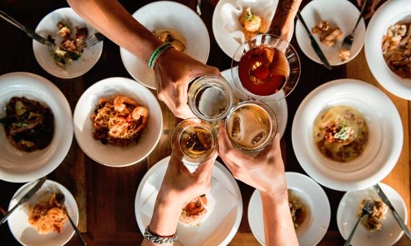 pointOneEPOS's tweet photo. Research from @WeFeeditback has come up with some top tips to get positive reviews from diners - they mostly centre around the ambience and atmosphere, with evening diners favouring meals out in relaxing, quiet places: https://t.co/UePSCBR4WP https://t.co/ZlDjiLzf7k