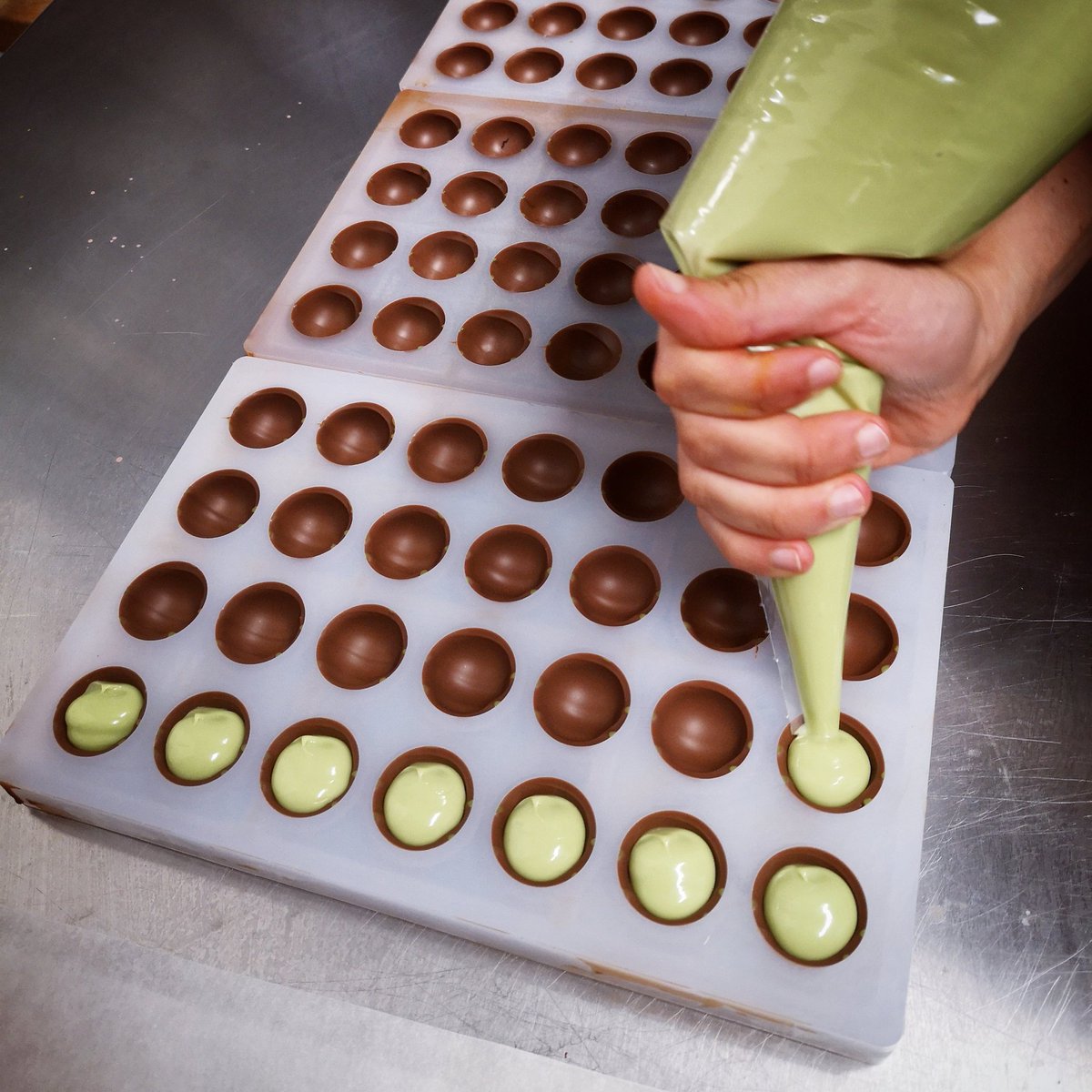CocoaAmore's tweet photo. A little taste of luxury. #WatchThisSpace π
#pistachio #ganache #pistachiochocolate #brandnew #new #creativewithchocolate #chocolate #cocoaamore #leicester #silverstreet #chocolatier #supportlocal #supportleicesterlocal #specialitychocolate #artisan #handcrafted https://t.co/bWpV759Jre