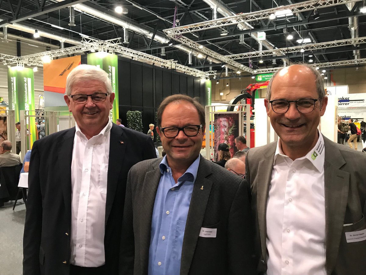 JosefHess2's tweet photo. Erfolgreicher Start der 25. #Forstmesse Luzern mit Max Binder, altPräsident, und Daniel Fässler, Präsident #WaldSchwiz https://t.co/DmYPlgQ9LR