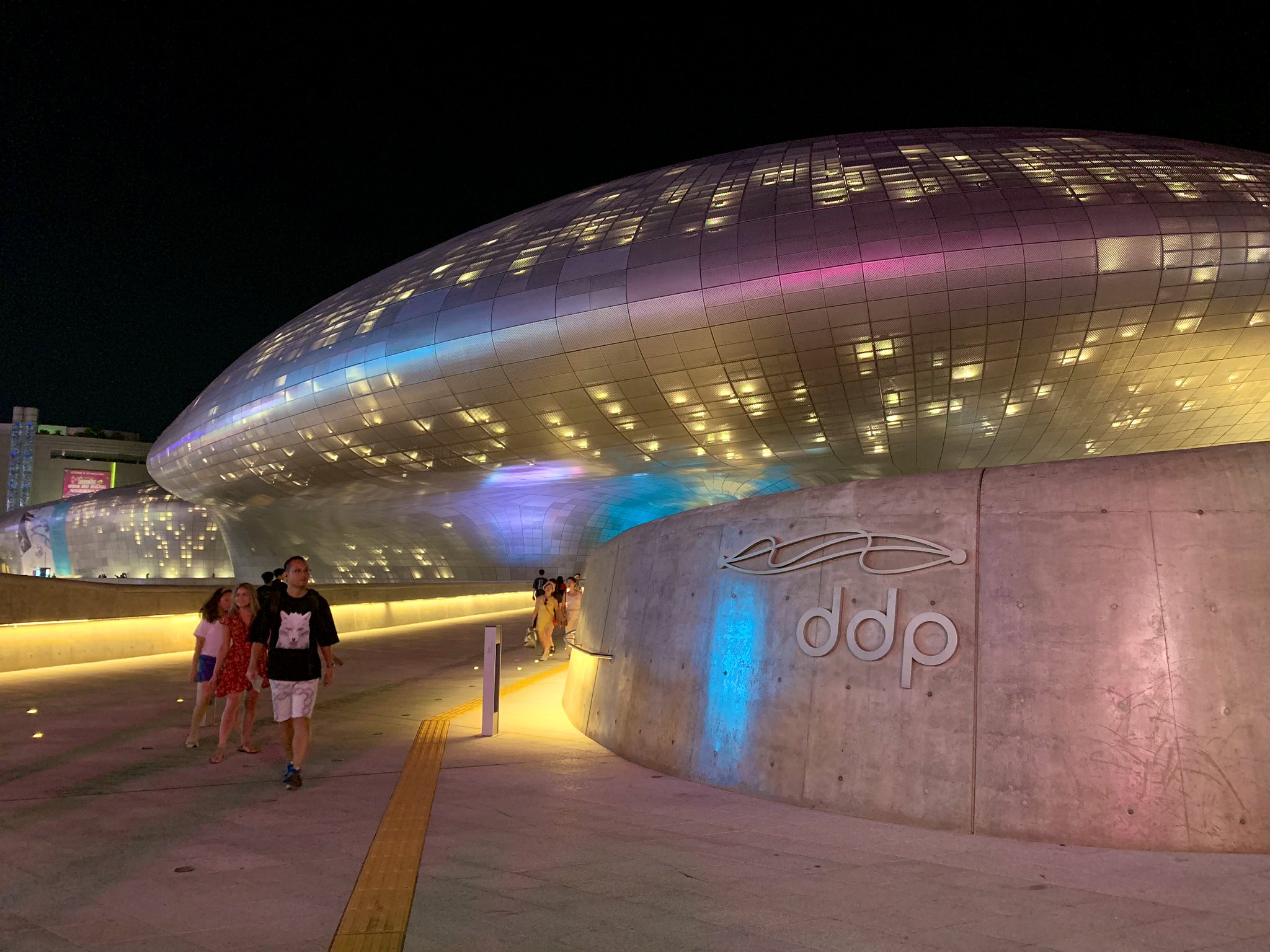 ぷいんぷぃん 韓国 ソウル 東大門デザインプラザ 設計 ザハ ハディド 初のザハ建築を体感してきました 夜の建築と友人から言われていたので 夜に拝見 提灯のように光が揺らめいて綺麗な建築でした 閉店間近でもかなりの人で賑わっており 造形の力
