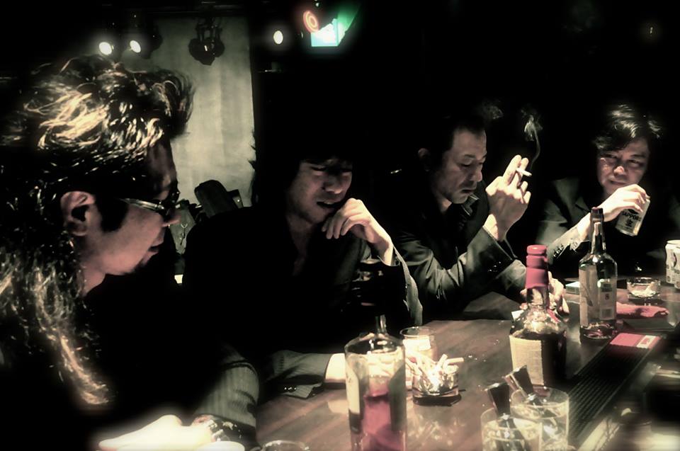 saga_risin's tweet photo. 雷神10周年 出演者「LewBees」
「いつだって始めるのに遅い事は無い」
リーダーの牛島(Drums)が「夢は若者だけのものじゃない!大人が見たって良いだろう?」のコンセプトのもとメンバーを集める。2011年集まり始動開始。
#LewBees #LIVEBAR雷神 https://t.co/CWkOJRZhKA