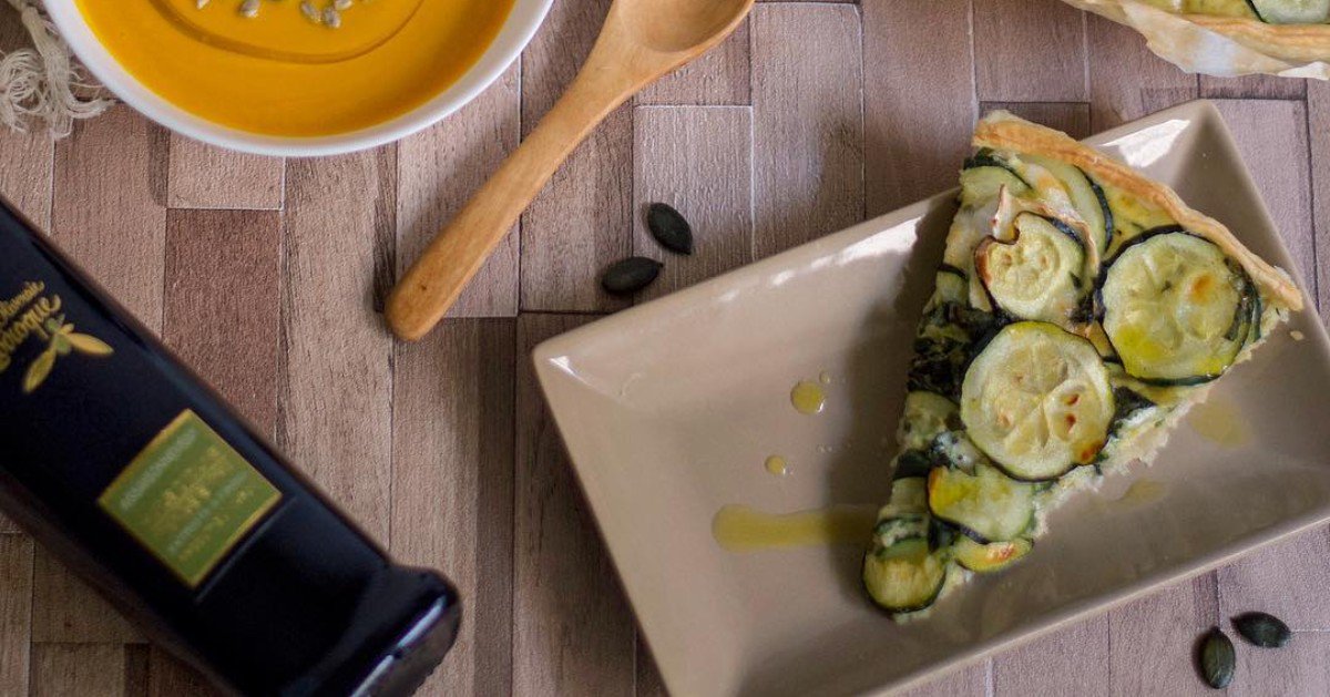 Au menu de ce midi, tarte à la courgette, avec un filet d'huile d'olive Larroque Assaisonnement ! 
👉 ow.ly/1wM450v30SS 
📷 <a href="/Claire_sheloves/">Claire | SHE LOVES ...</a>
#jeudiphoto #huileolive #foodporn #healthyfood #foodlover