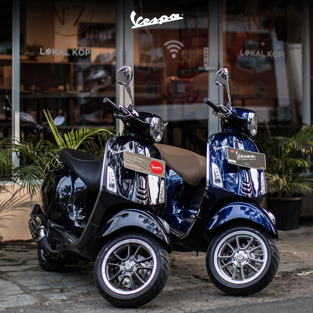 Vespa_IND's tweet photo. Kalo kamu diminta memilih diantara kedua Vespa Primavera ini, kamu pilih yang warna Black Vulcano atau Blue Energia dan apa alasannya? #LiveMoreVespa #2019NaikVespa #2019PilihVespa #Vespa #VespaIndonesia https://t.co/R7dPv0zESC