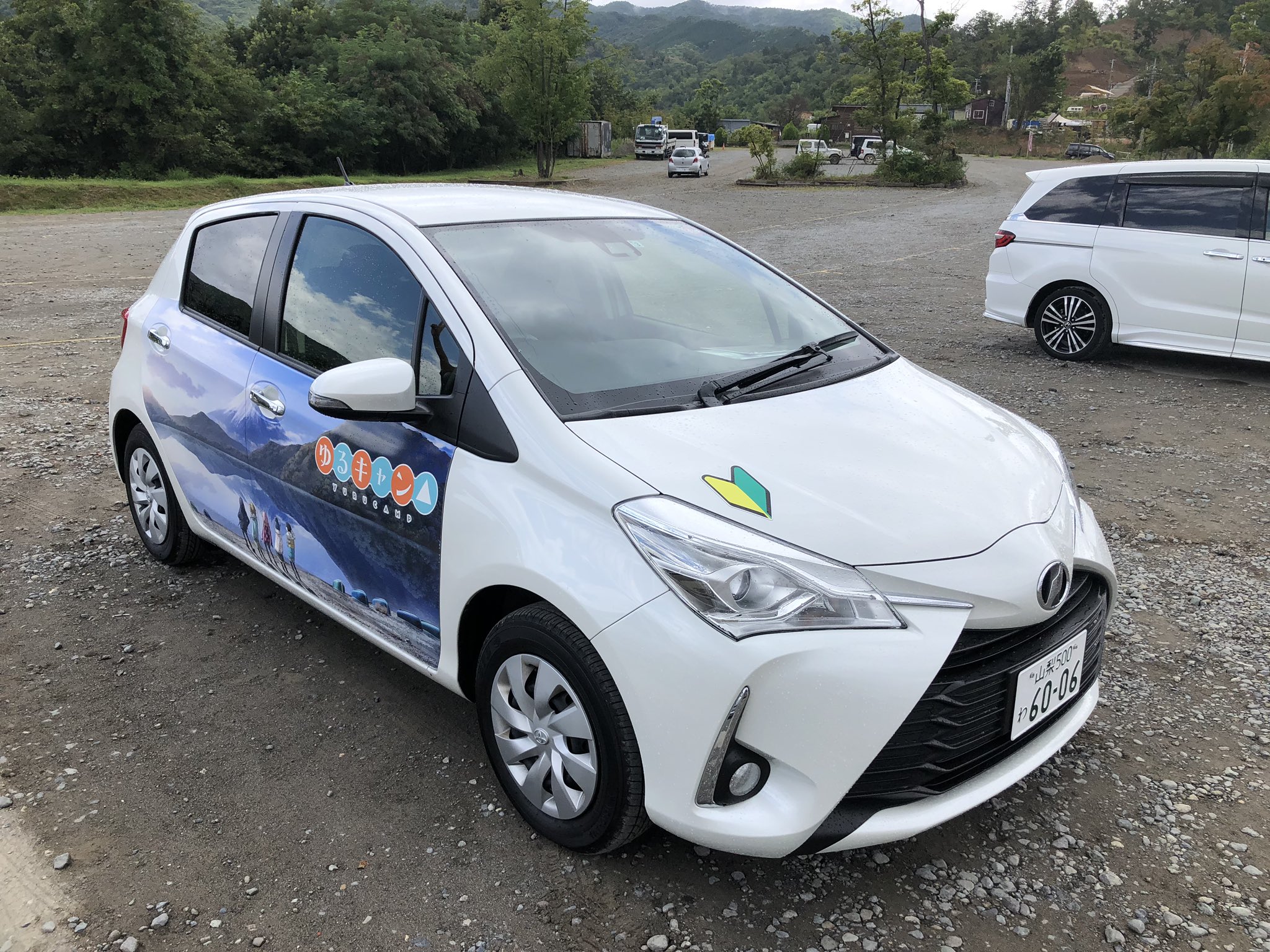 まよたぬ 今回ブン回す こちらの痛車はレンタカー 石和温泉のトヨタレンタリースで1日7000円程で借りられる 写真は5人乗り のヴィッツ 値段は上がるけど7人乗りのシエンタもあります T Co N97ltezal3 Twitter