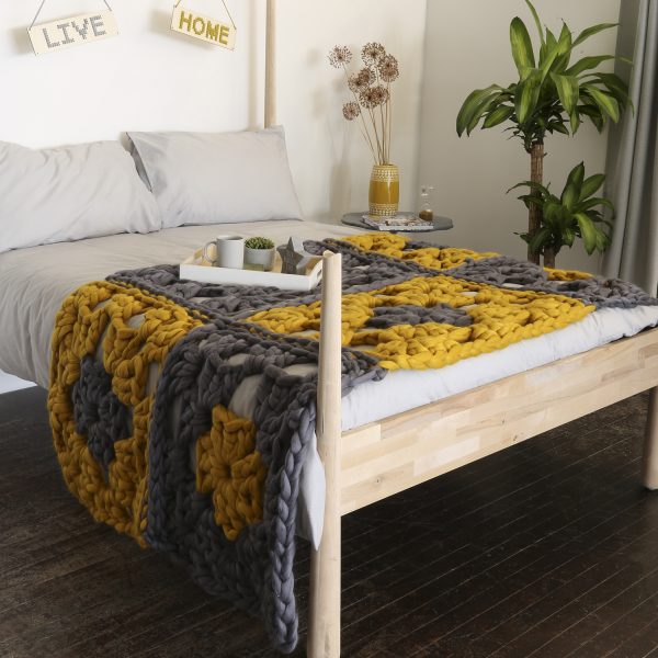 We're celebrating Granny Square Day by snuggling into our own giant version. Thanks to sponsors Simply Crochet. loom.ly/TTpwRkM
#grannysquareday2019