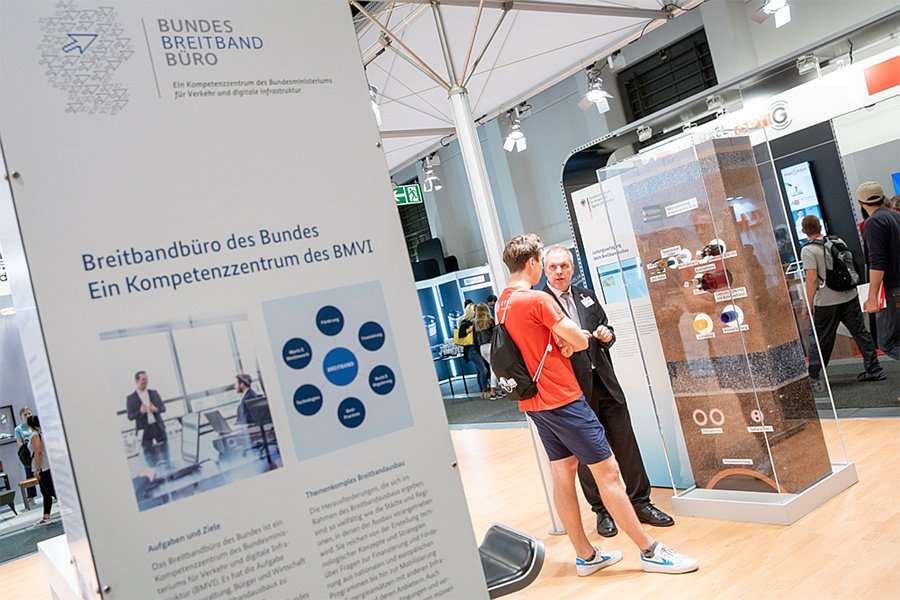 BBB_digi's tweet photo. Am Wochenende präsentiert sich das #BBB im @bmvi beim Tag der offenen Tür der Bundesregierung.
Mit Kabelverzweiger, Erdschichtenmodell #Breitbandatlas und #3DDrucker informieren wir rund um #Breitbandausbau u. #DigitalTransformation. #TdoT19 @die_regierung
https://t.co/QgePDfKcFl https://t.co/IlQ4zzFbam