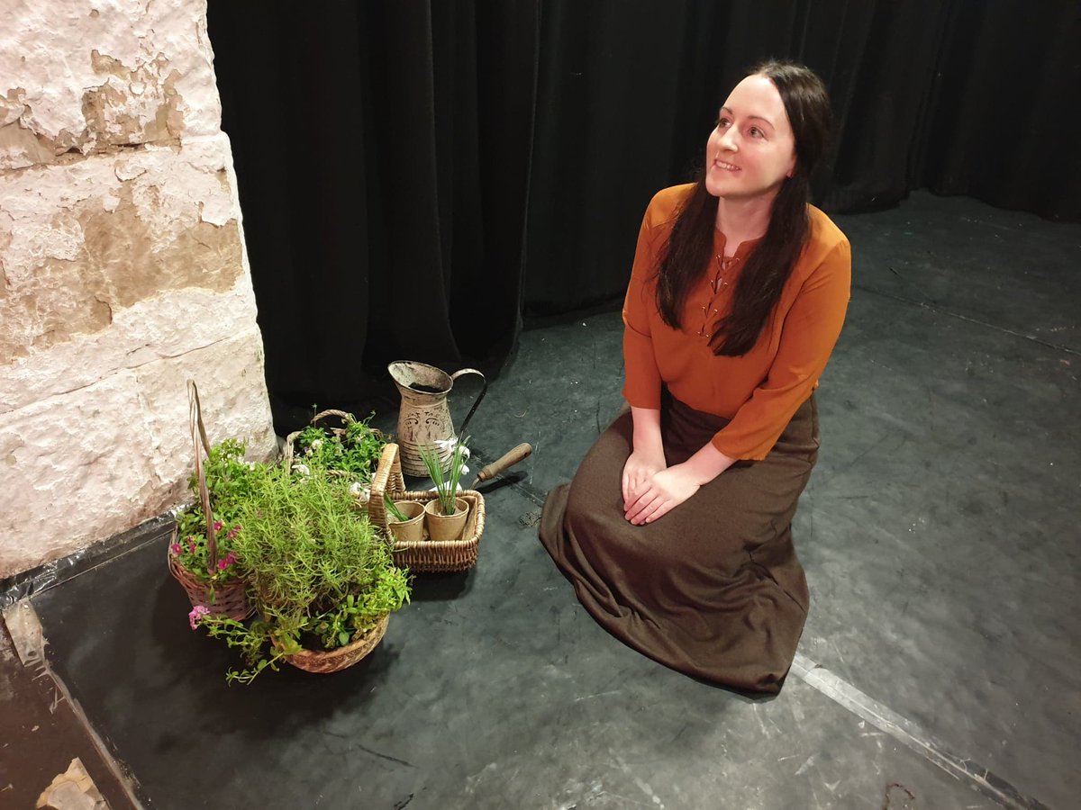 Dorothy is all smiles after a lovely morning in the Vault @ParadiseGreenUK
We had a very knowledgeable & complimentary audience today, just the kind we like!
Join us in the garden of #DoveCottage & find out why #dorothywordsworth had cause to lament
#edfringe2019
#paradisefringe