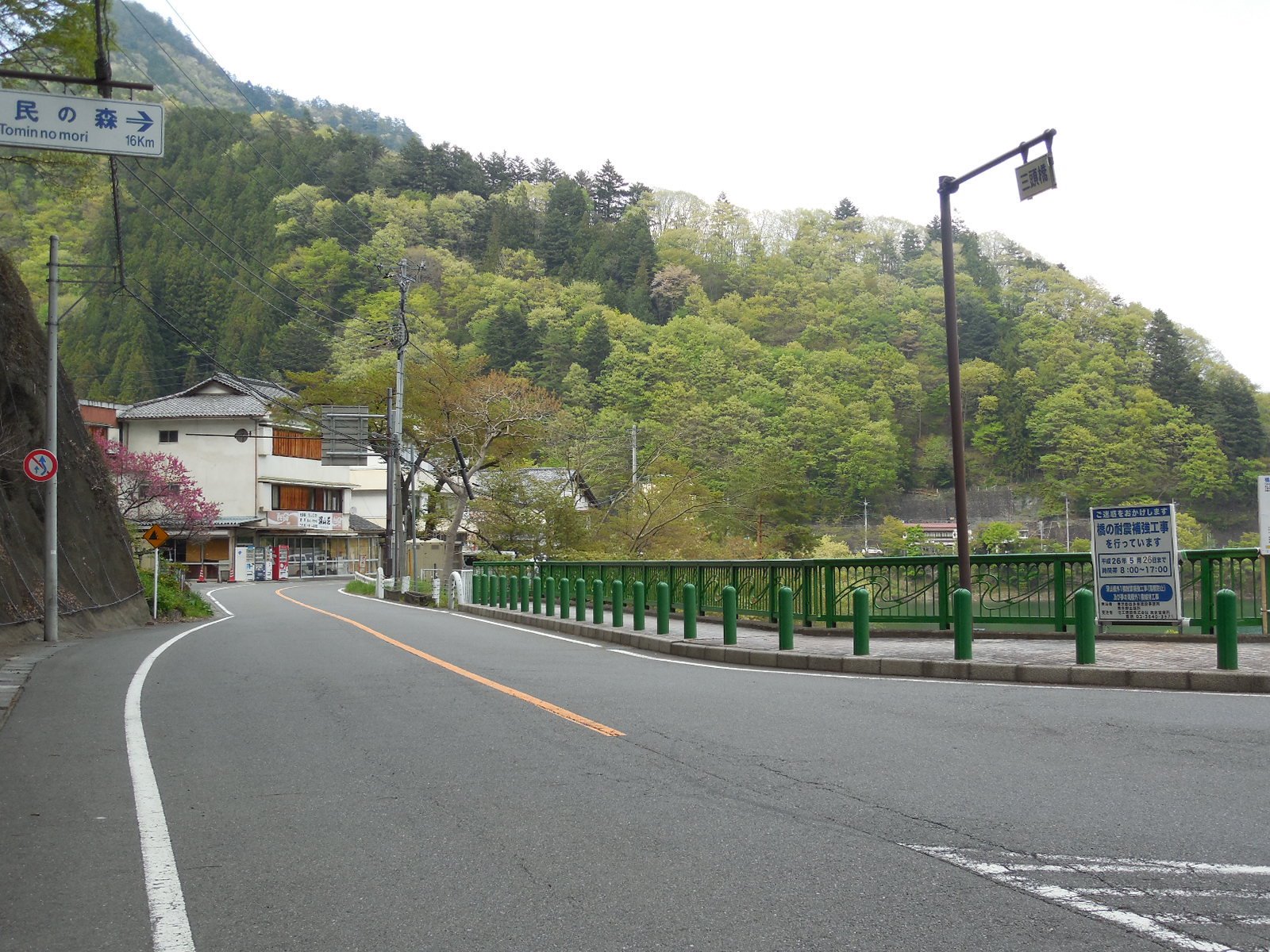るるデブ 聖地巡礼 トラック野郎天下御免 第4作 Opシーン ロケ地は東京都西多摩郡奥多摩町川野 奥多摩周遊道路入口の 三頭橋 です 一番星号の進入側にあるドライブインは当時のまま駐車場とともに現存です 奥多摩湖周辺はシリーズ作品の中でもロケ地