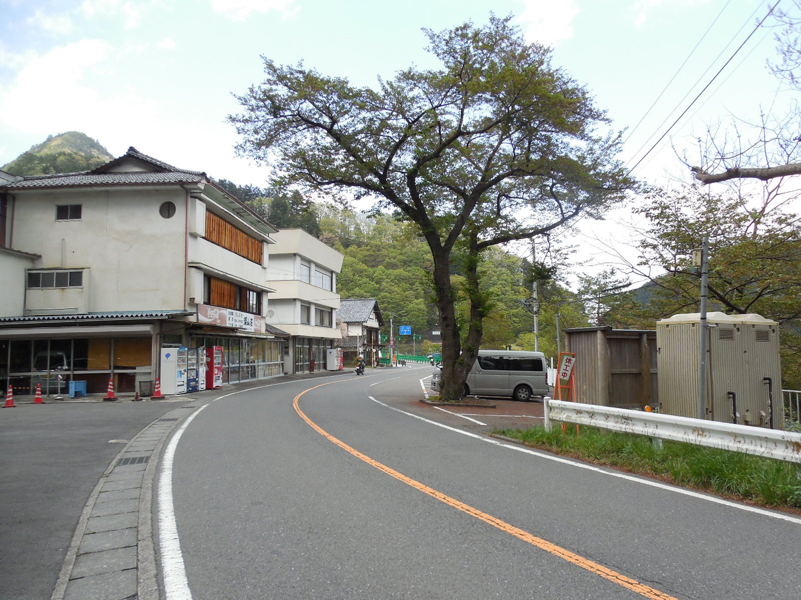 るるデブ 聖地巡礼 トラック野郎天下御免 第4作 Opシーン ロケ地は東京都西多摩郡奥多摩町川野 奥多摩周遊道路入口の 三頭橋 です 一番星号の進入側にあるドライブインは当時のまま駐車場とともに現存です 奥多摩湖周辺はシリーズ作品の中でもロケ地