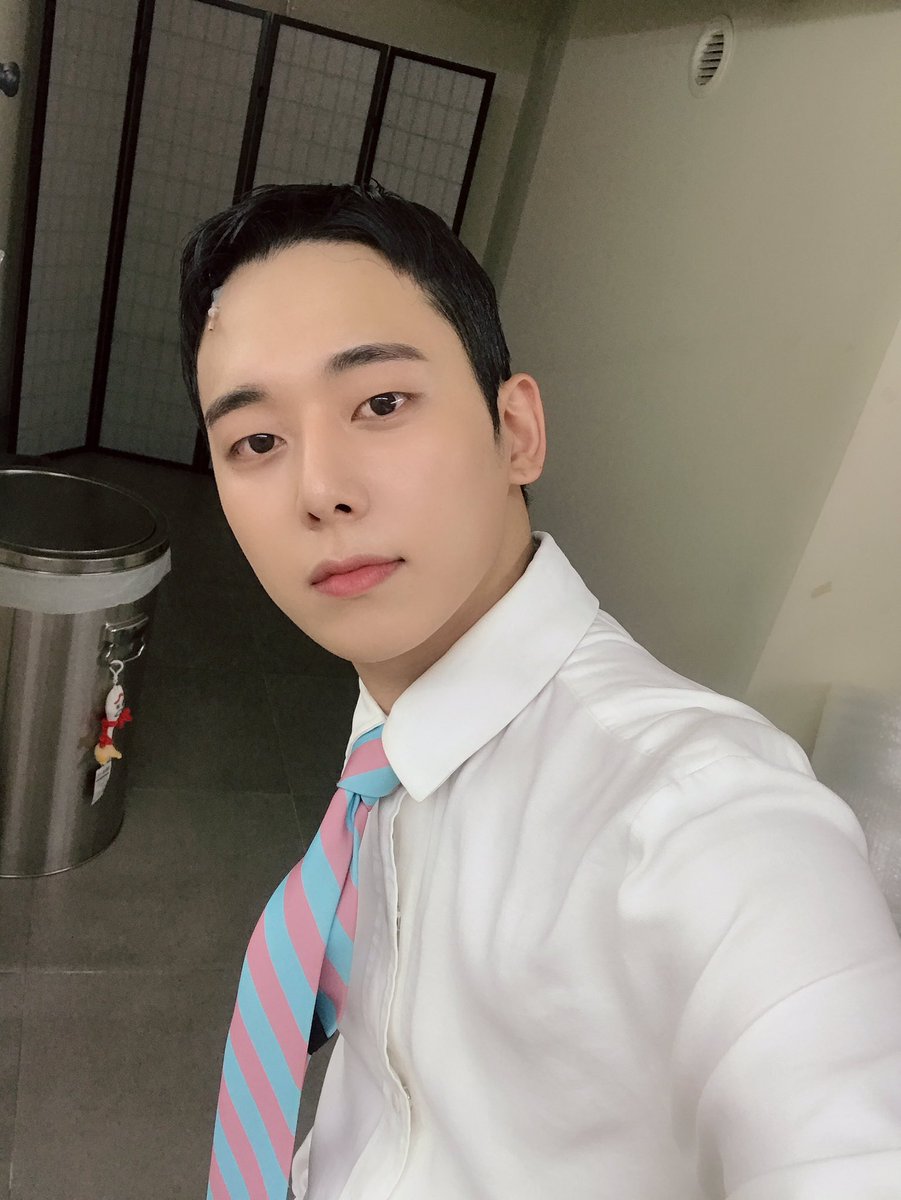 page1company's tweet photo. 연극 [#어나더컨트리] 

오늘은 워튼역 채진 배우의 막공일!😢

워튼이 먼저 졸업합니다!
지금까지 채진 워튼 사랑해주셔서 감사합니다🙇‍♂️

#채진 #막공 https://t.co/NNy34ohKmr