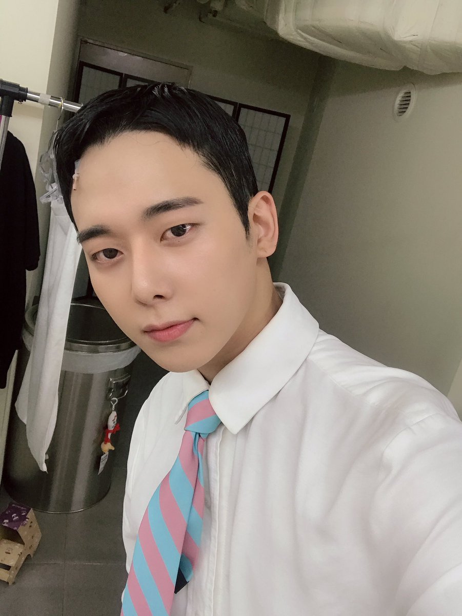 page1company's tweet photo. 연극 [#어나더컨트리] 

오늘은 워튼역 채진 배우의 막공일!😢

워튼이 먼저 졸업합니다!
지금까지 채진 워튼 사랑해주셔서 감사합니다🙇‍♂️

#채진 #막공 https://t.co/NNy34ohKmr