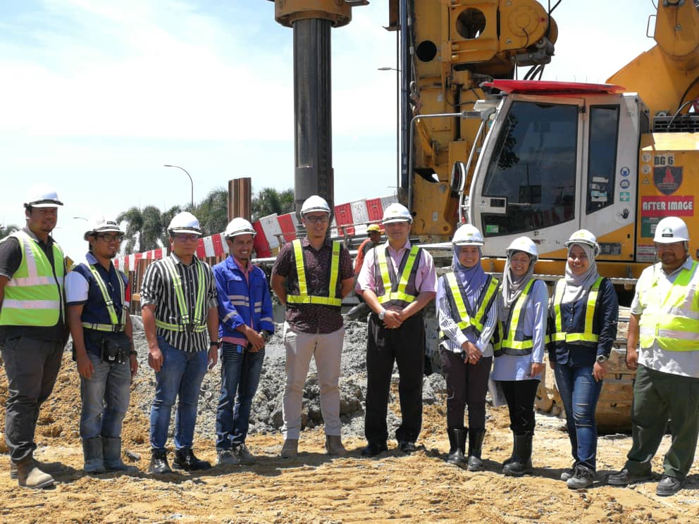 UPKZonTimur1's tweet photo. Lawatan Pemantauan Skop Kerja Alam Sekitar oleh @CASKT_JKR  bagi Projek Flyover Wakaf Bharu.
@Zulakmal8 
@RuslanAbdAziz 
@AdenaMamat 
@CawJalanJKR https://t.co/I0H5B8LF8r