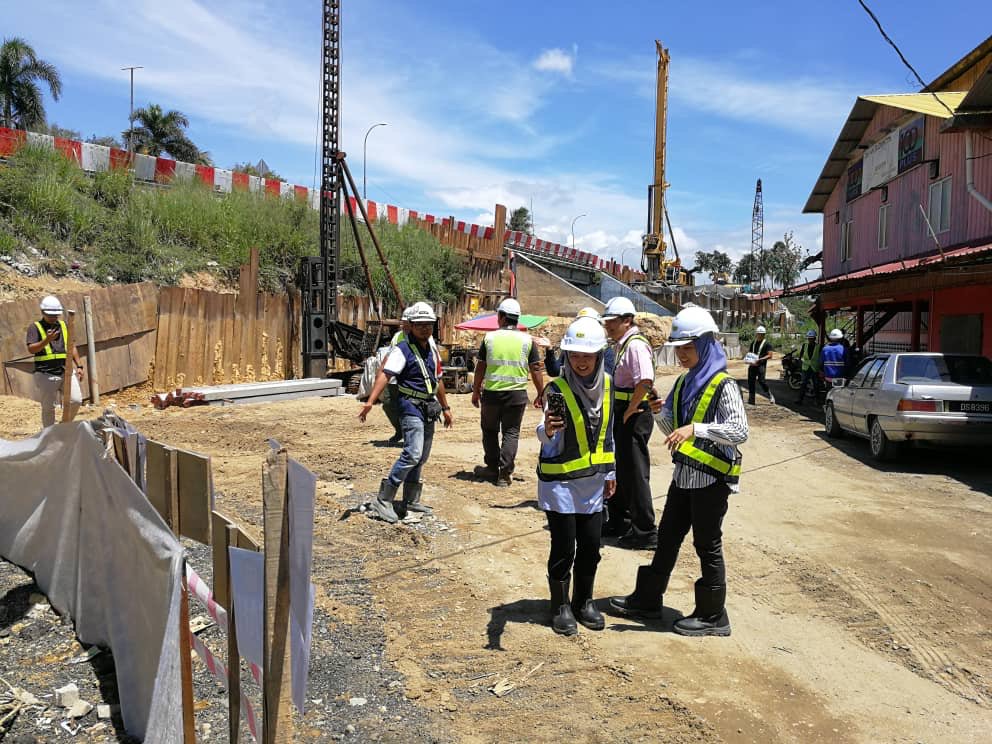 Lawatan Pemantauan Skop Kerja Alam Sekitar oleh <a href="/CASKT_JKR/">Cawangan Alam Sekitar & Kecekapan Tenaga JKR</a>  bagi Projek Flyover Wakaf Bharu.
<a href="/Zulakmal8/">zulakmal</a> 
<a href="/RuslanAbdAziz/">Ir Ruslan Abdul Aziz</a> 
<a href="/AdenaMamat/">AdenaMamat</a> 
<a href="/CawJalanJKR/">Cawangan Jalan JKR Malaysia</a>