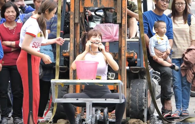 水かけイベントで濡れても可愛い台湾チアリーダー 峮峮（ちゅんちゅん）さん https://t.co/GRzyeQ7hhg<a href="/tag/%E3%82%B3%E3%82%B9%E3%83%97%E3%83%AC"class="tags"><span>#コスプレ</span></a><a href="/tag/%E5%8F%AF%E6%84%9B%E3%81%84%E3%81%A8%E6%80%9D%E3%81%A3%E3%81%9F%E3%82%89rt"class="tags"><span>#可愛いと思ったらrt</span></a><a href="/tag/%E7%BE%8E%E4%BA%BA"class="tags"><span>#美人</span></a><a href="/tag/%E3%81%84%E3%81%84%E3%81%AD%E3%81%97%E3%81%9F%E4%BA%BA%E5%85%A8%E5%93%A1%E3%83%95%E3%82%A9%E3%83%AD%E3%83%BC"class="tags"><span>#いいねした人全員フォロー</span></a><a href="/tag/%E3%83%95%E3%82%A7%E3%83%81%E3%81%AB%E5%88%BA%E3%81%95%E3%81%A3%E3%81%9F"class="tags"><span>#フェチに刺さった</span></a>