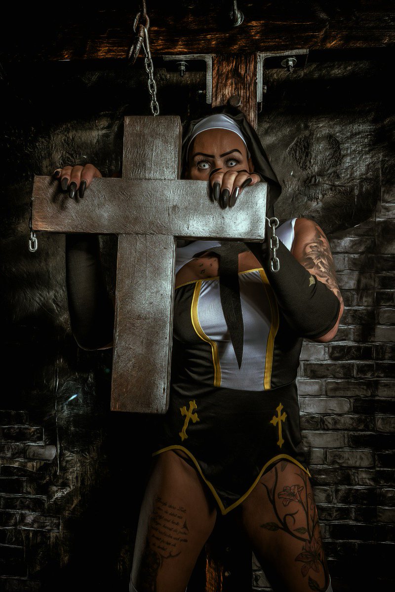 EmjayRosso's tweet photo. Model: @EmjayRosso
#emjayrosso #tattooladies #inkmodel #tats #fotoshooting📷 #photography📷 #photooftheday #like4likes #modeling #modelfotografie #alternativmodels #tatmodels #inkmag #tattoomagazine #tattoomag #darkart #composing #badass #dungeon #evil #evilnun #hotfemalemodel https://t.co/dcuzj1ebdY