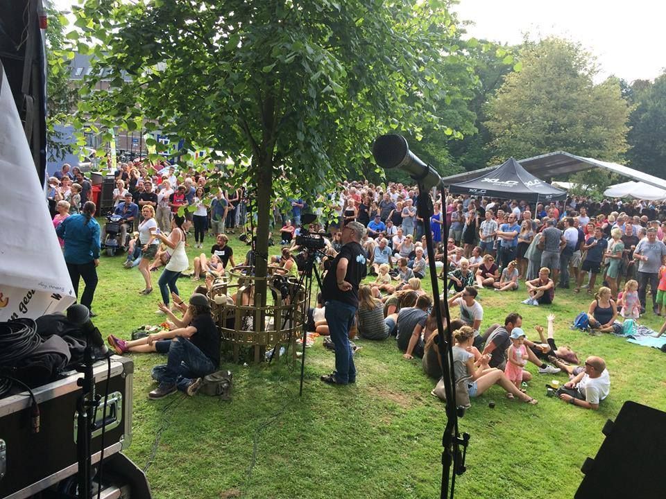 Leuk, op 8 september kunnen we weer genieten van het Akoestival en het Kunstpark in het vernieuwde Westdampark, een middag vol kunst, cultuur en muziek. Ook is er voor kinderen een springkussen en een Kindercircus. Lees meer op buff.ly/2xZCzyb