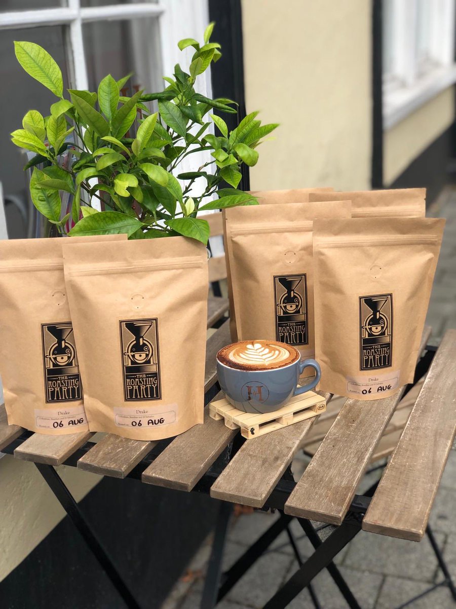 We go for coffee and a dream🧸Happy Thursday 😎#harrisoncoffee #newbury #clocktower #cappuccino #latteart #coffeegram #baristagram #england #niceplace #lovecoffee