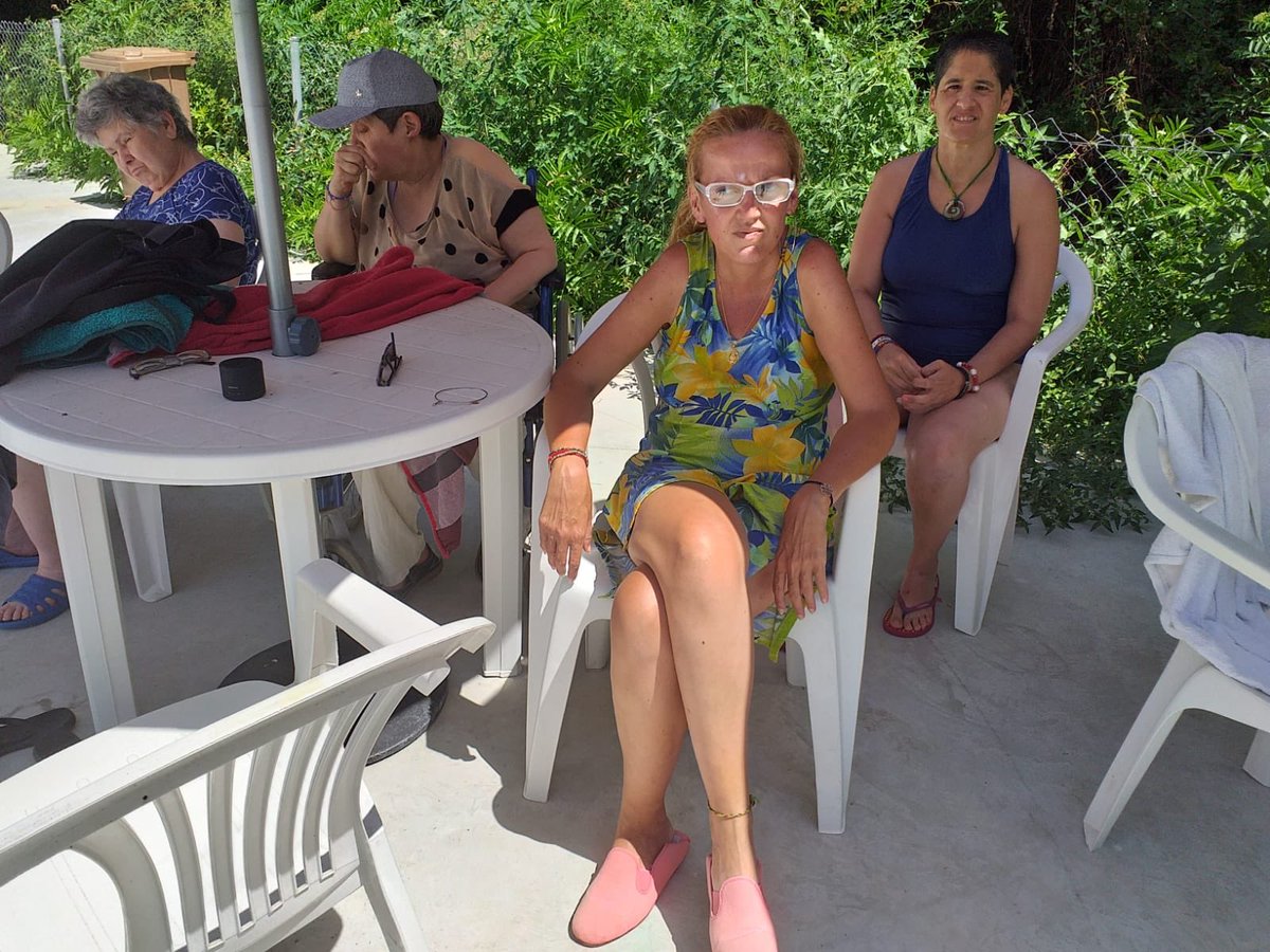 prodisterrassa's tweet photo. Quan tornem de les vacances toca retrobar-nos amb els nostres companys. Aquesta vegada ens posem al dia mentre ens refresquem a la piscina del Mas i dinem tots junts! #JuntsSomCapaços #EstiuProdis https://t.co/nhaamz6cXo