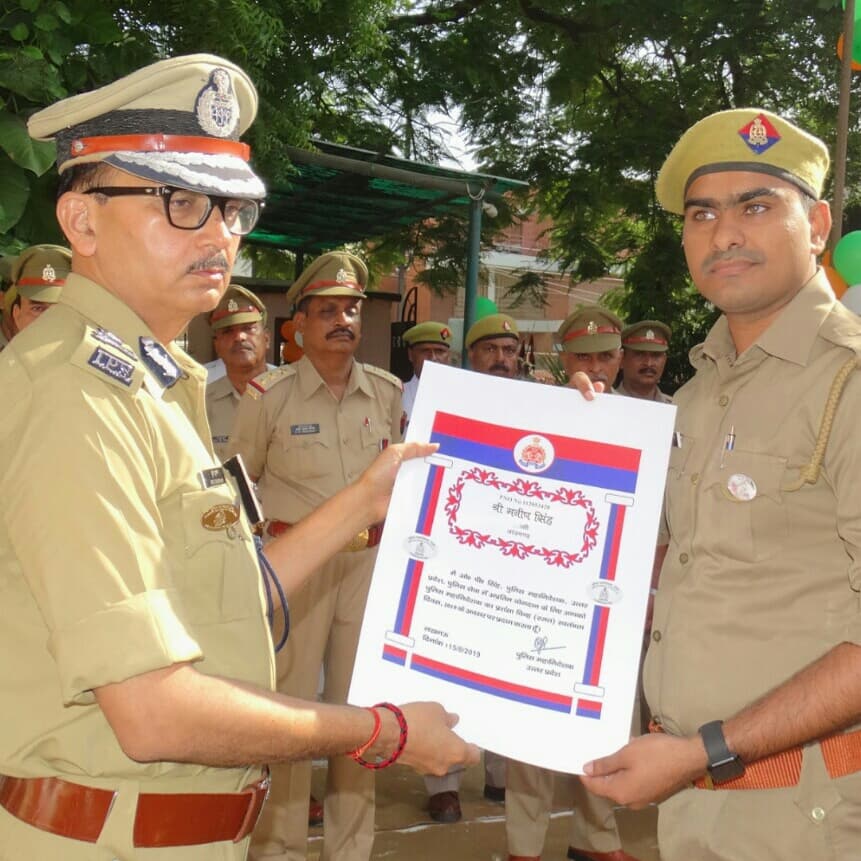 CCPSAzamgarh's tweet photo. आप सभी के आशीर्वाद और मेरे द्वारा किये गए सराहनीय कार्यो की वजह से आज स्वतंत्रता दिवस के शुभ अवसर पर मुझे श्रीमान पुलिस महानिदेशक महोदय का सिल्वर प्रंशसा चिन्ह प्रदान किया गया। *मनीष सिंह, साइबर सेल आज़मगढ़* #uppilice #HappyIndependenceDay #silverdisc @CyberDost https://t.co/7nRPNY7Rk2