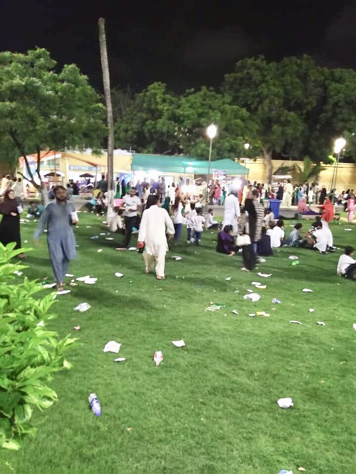 FaisalIqbalCric's tweet photo. Just Got these pictures from Pakistan🇵🇰 Karachi🤬 When 🤷🏻♂️ Will our people learn to STOP🛑✋🏼 Throwing Litter around everywhere..? Khudaa ka Vastaaa..🙏🏼 Learn to Keep At least Green places Clean!! #PeopleNeedToLearn #StopLittering @AliHZaidiPTI @MuradAliShahPPP @pid_gov @KamalPSP https://t.co/CuIBDBT08o