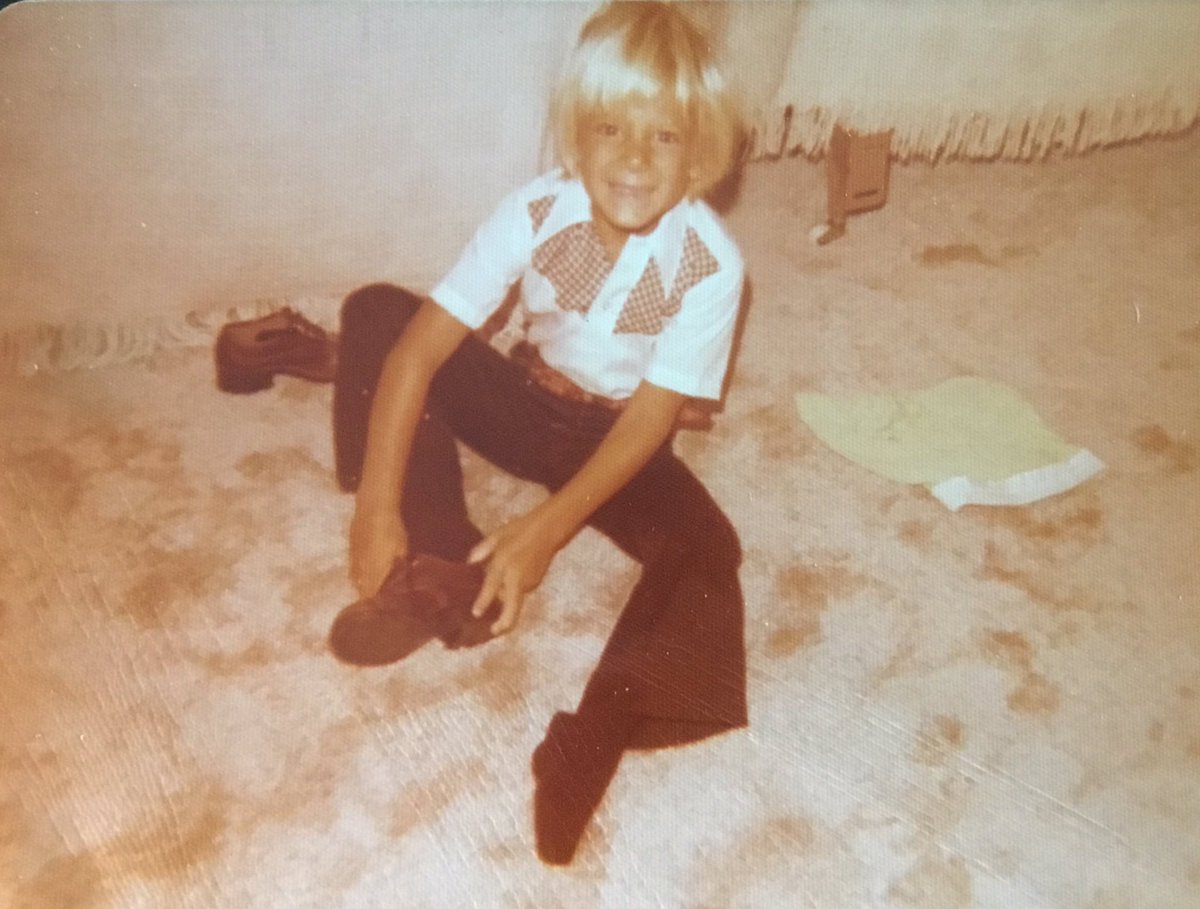 mikebettes's tweet image. It’s #backtoschool time! Let’s see those pics! I’ll get it stared with a couple from kindergarten. Me getting ready for my first ever day of school and my first yearbook pic. #tbt #backtocool 😊🚍