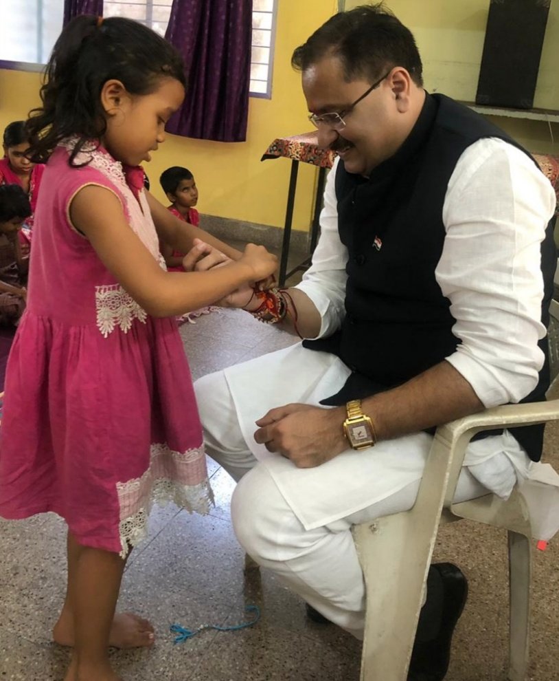 Nitinbhansali's tweet photo. लगातार बारहवें वर्ष आज मैंने रक्षाबंधन राजधानी के हीरापुर स्तिथ प्रेरणा आश्रम में मेरी दृष्टि बाधित बहनों से राखी बंधवाकर उनकी रक्षा किये जाने का संकल्प लेते हुए सेलिब्रेट किया, दोस्तो इन बहनों के द्वारा मेरी कलाई पर बांधे गए रक्षा सूत्र ही मेरी असली ताकत है...#SistersPower https://t.co/4g90lgCOOW