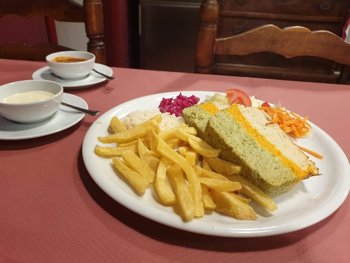 palopalovigo's tweet photo. Nuestra propuesta #PaloPalo para hoy es nuestro sano y delicioso #PasteldeVerduras
#ComerenVigo #CenarenVigo #RestaurantesenVigo https://t.co/EB2T4jKhSM