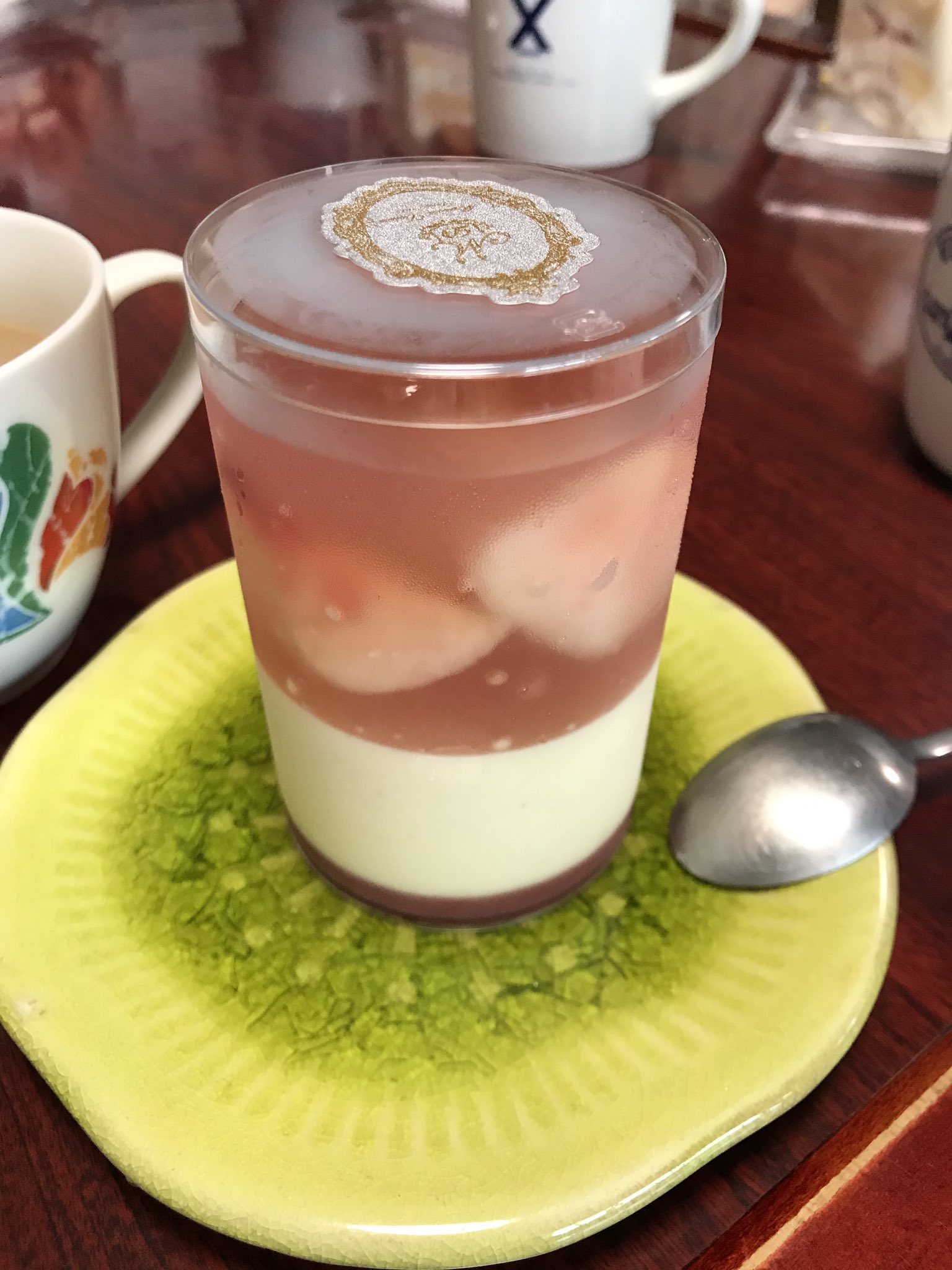 なかののけんぢ これ 桃のポ というらしい 南大沢のメゾンドゥースってケーキ屋さんで買いました 桃のゼリーの下にムースが敷いてあって めっちゃ美味しかった で ポ って何 美味しいケーキ 桃 桃のポ ポ メゾンドゥース