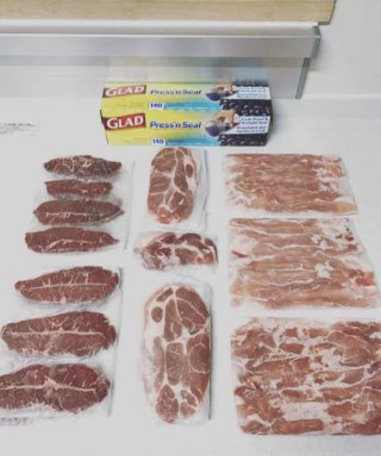 麗太 Mioshiba 私コストコのラップ大好き 粘着があるから簡易真空 パックみたいにして使えるから 大量に買った豚バラ肉肉とかを使い易く3 4枚ずつに小分けラップして冷凍してる ちょっと豚バラ使いたい時に便利 T Co 3o5ny6t5vo Twitter