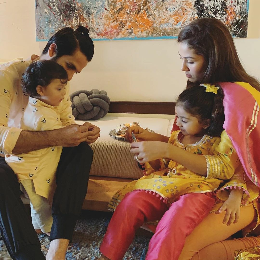 #InstaStory and #Instagram posts by #MiraKapoor: 
#mishakapoor and #ZainKapoor celebrate #RakshaBandhan with dad @shahidkapoor and mom's help!😍😍😍
instagram.com/p/B1LshAelNvx/…