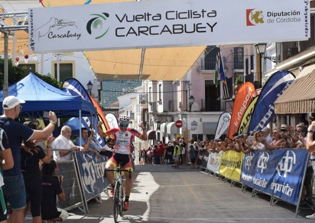 Este próximo sábado tenemos una cita con la siempre exigente <a href="/VueltaCarcabuey/">Vuelta Carcabuey</a>. 

Tratar de revalidar los triunfos de 2017 (<a href="/antonioda07/">Antonio David Guerao</a>) y 2018 (<a href="/MarcosHinojosa7/">Marcos Hinojosa</a>) es el próximo reto para nuestros #Junior!! 💪🏼 

Veremos si es verdad el dicho de que "no hay dos sin tres" 😜