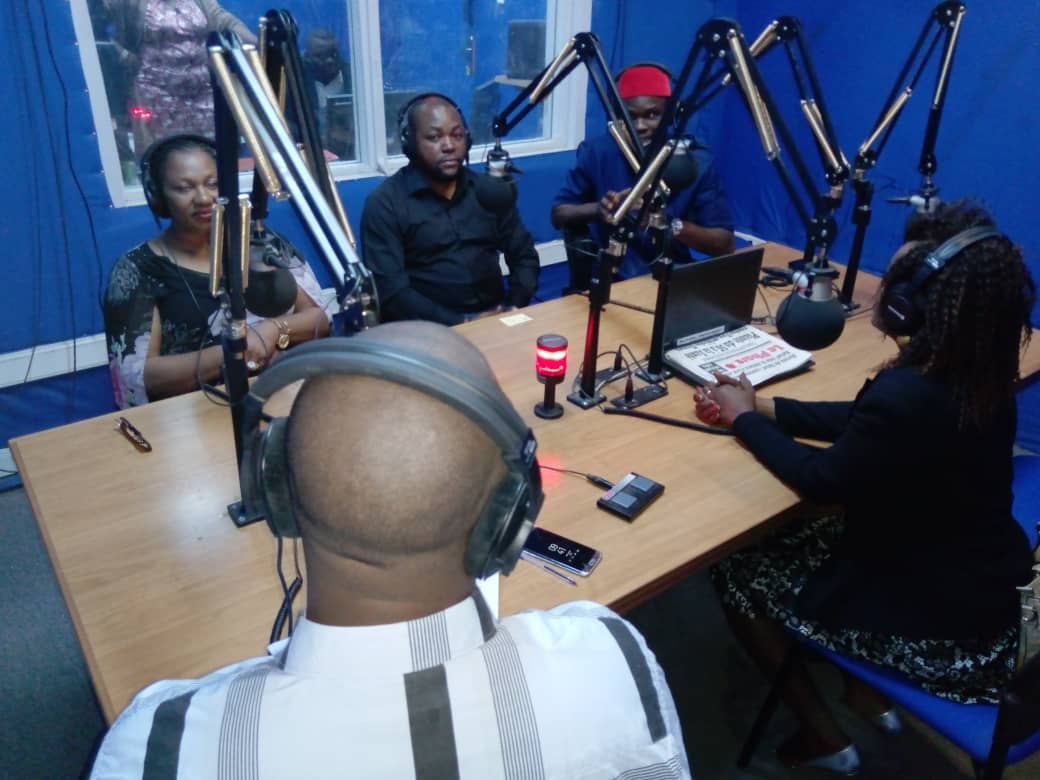 EcoTechRDC's tweet photo. Invitée par la @radiookapi, Mme @yelumulop  conseillère spéciale du chef de l’Etat @fatshi13 s’est fait accompagner des léopards entrepreneurs🇨🇩.

#EcoTechRDC #LéopardsEntrepreneurs #PrésidenceRDC #Entrepreneuriat #StartUp #PavéPlastique_Ecologique #TEF2019 https://t.co/1JzWpuqMo9