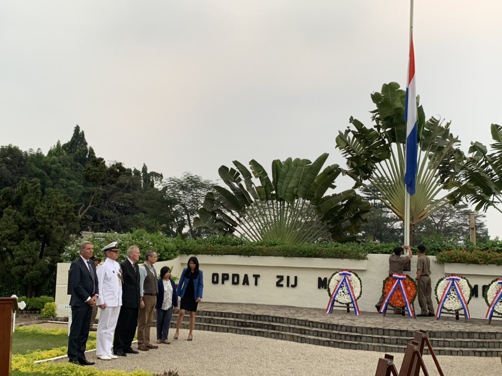 YolandeMelsert's tweet photo. Mooie herdenking van einde WOII in Zuid-Oost Azië met een prachtige speech van scheidend ambassadeur @robswartbol over samen herinneren met ruimte voor de pijn van álle betrokkenen. Opdat het nooit meer gebeurt. @NLinIndonesia @MinBZ @Oorlogsgraven https://t.co/hOaO0CrnuZ