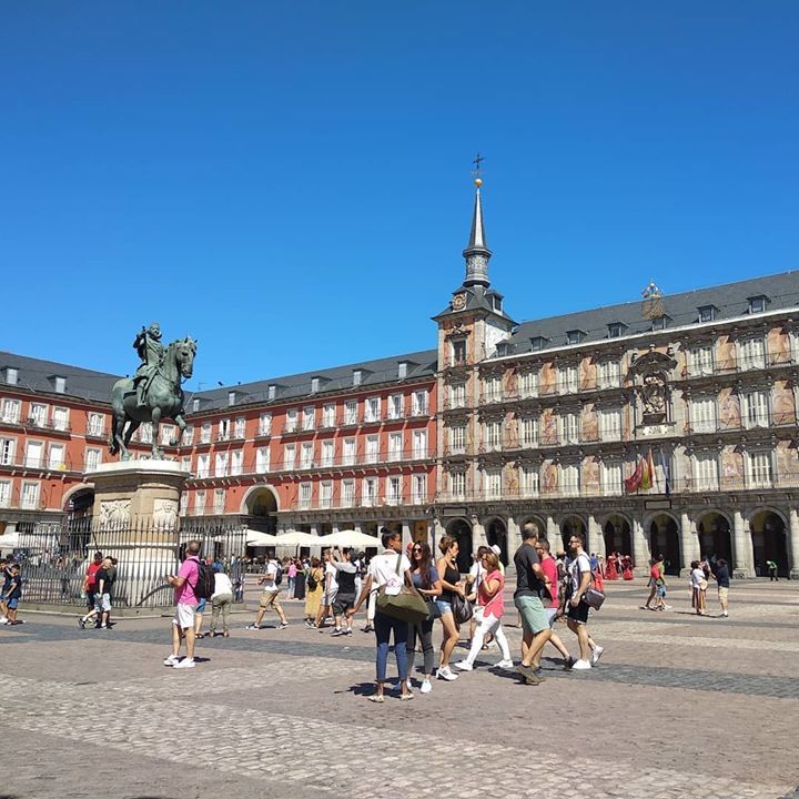 Así luce la Plaza Mayor de Madrid en un día festivo como hoy #TurismoEnNuestraCiudad #Madrid #madrid_lover