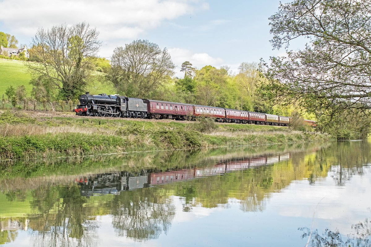#TBT - To when this stunning photo of the 45212 Black Five was taken travelling through the #AvonValley 🚂 📸 Glen Batten
.
#steamdreams #steamtrain #famoustrain #blackfivetrain #avonvalley #railway #steamhauled #steamengine #travelling #railway