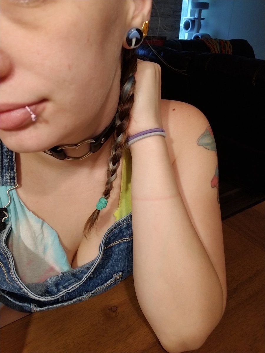 GoddessSpunky's tweet photo. I'm feeling super cute and subby today uwu I wish boo bear could see. https://t.co/VvME42yYRG