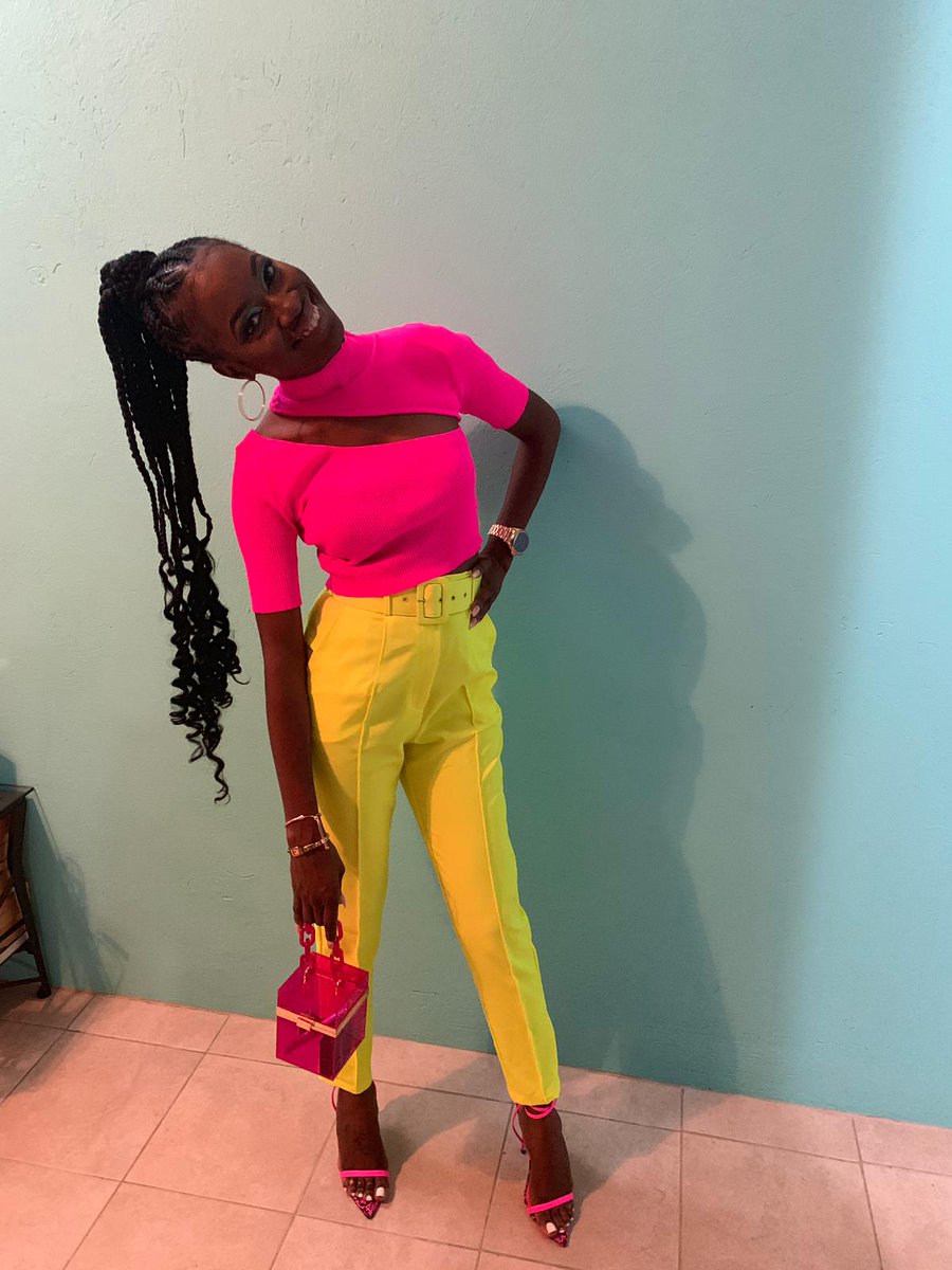 AuntyKeyonce's tweet photo. Babyyyy I showed up and showed out #hotgirlsummer 💚🎊🎉🍾🍾🍾❤💋💋
Makeup: BerryArts
Hair: Dessa Hair Salon
Shoes &amp; bag: Misslola
Pants: Oh Polly
Shirt: Sheldon(my house of CB shirt aint reach in time) https://t.co/VdrP8jtBxD