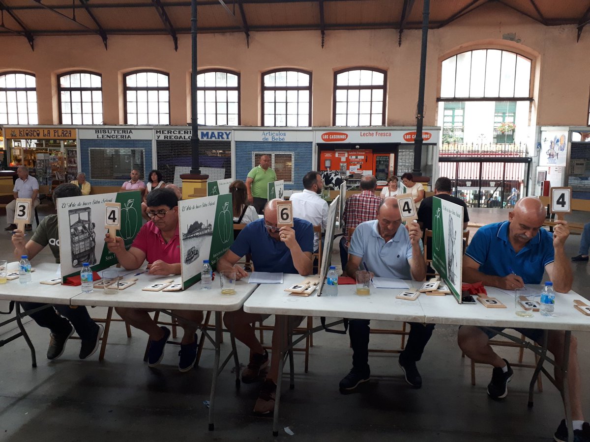 Ayeri pela mañana, Guti, Óscar Flórez y la conceyala Rocío Vega, presentaron el 14° Concursu de Sidra Casero del Conceyu de Villaviciosa
De tarde fue la preselección
¡LA SUERTE TA ECHADA!
Vémonos el domingu, a partir de les 12.00, pa tomar unos culinos y esfrutar de la final